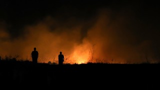 Стотици евакуирани заради голям пожар край гръцкия град Кератея