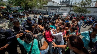 Размирици и пожар в полицейски участък във венецуелския град Валенсия
