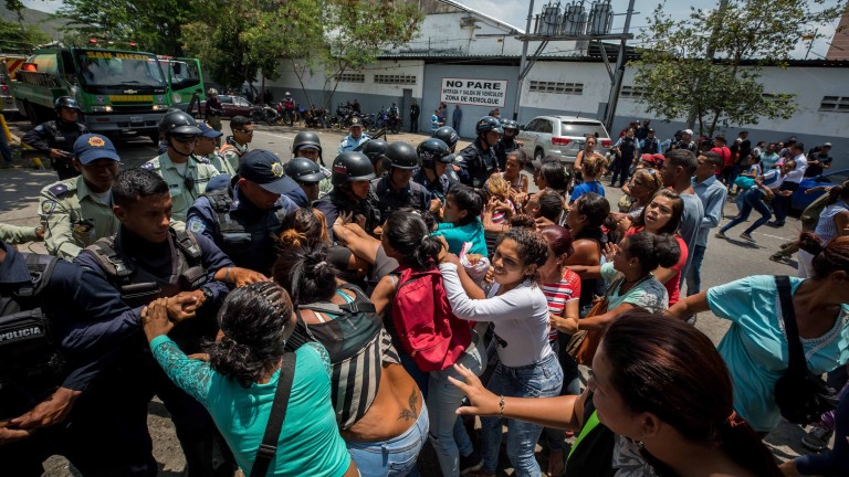 Размирици и пожар в полицейски участък във венецуелския град Валенсия,