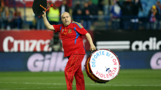 Популярният испански привърженик Маноло известен като Ел дел Бомбо