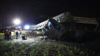 Двама души са загинали в катастрофа между влак и камион в Италия