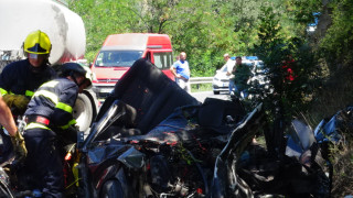 Загинал мъж след удар между кола и цистерна край Кресна