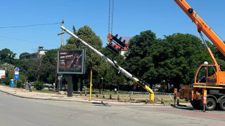 Метален стълб със светофари падна в района на столичната Централна
