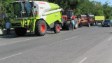 Трактори и комбайни зареждат демонстративно по бензиностанциите