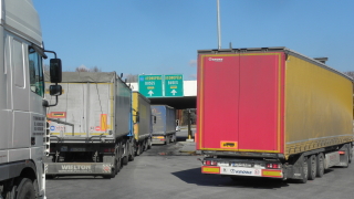 В момента на ГКПП Кулата се спират всички тежкотоварни автомобили