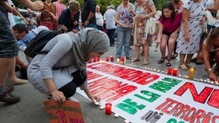 Младежи нападнаха джамията в Гранада