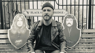 Познаваме Деян Пешев в музикалните среди като китарист на групите Them