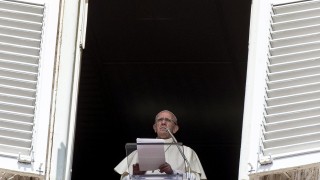 Без мобилни телефони в църквата, настоя папа Франциск 