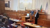  Българска социалистическа партия с телефони в ръце бойкотират закритото съвещание на Народното събрание за военната помощ за Украйна 