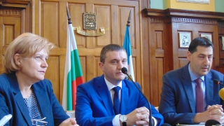 Горанов командирова за уикендите данъчни шефове по морето