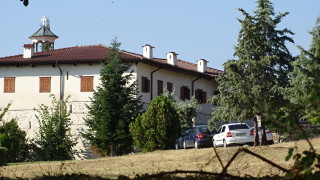 Въоръжени ограбиха Роженския манастир