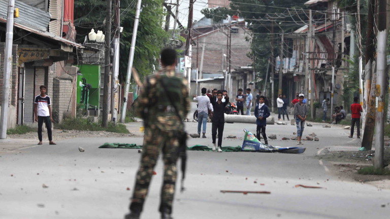 10 загинали след нападение на екстремисти в Кашмир 