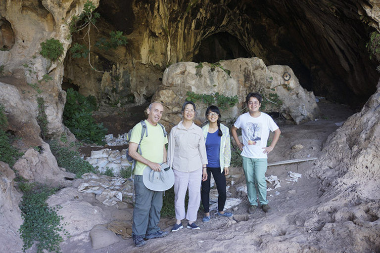 Проф. Лиуи и колегите му на входа на пещерата
