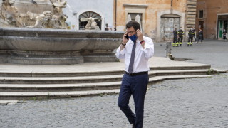 Италианският премиер Джузепе Конте бе обвинен че поставя интересите на