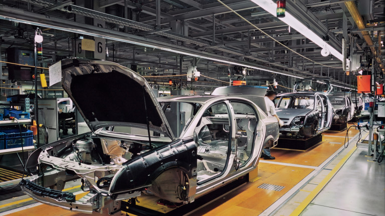 Европа рестартира автомобилните заводи, но търсенето остава несигурно
