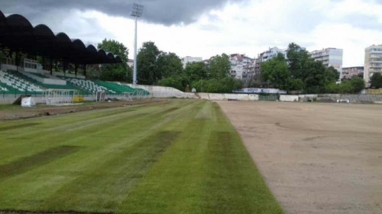 Положиха първата част от тревата на "Тича"