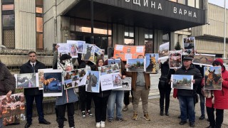 Жители на Варна излязоха на протест пред сградата на общината