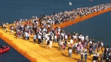  Хиляди туристи вървят по вода с новата апаратура на Кристо в Италия 