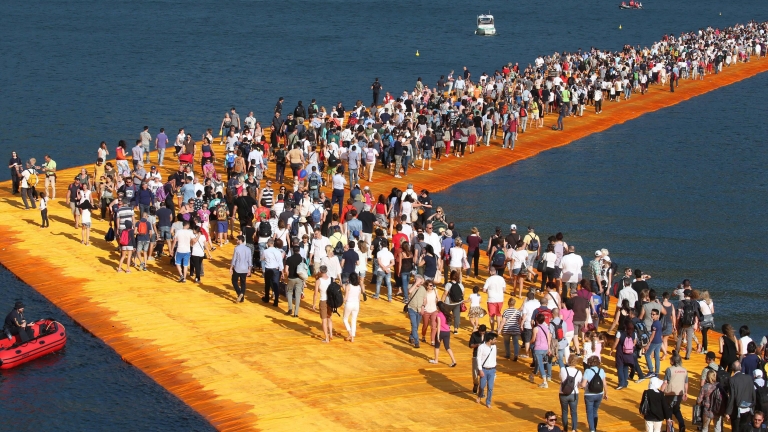 Хиляди туристи ходят по вода с новата инсталация на Кристо в Италия