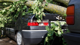 Силна буря връхлетя Кърджали и нанесе щети на коли и