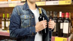 Задържаха мъж в Пловдив, продавал краден марков алкохол в интернет