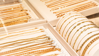 Поскъпването на златото на доставките и на труда се отразиха