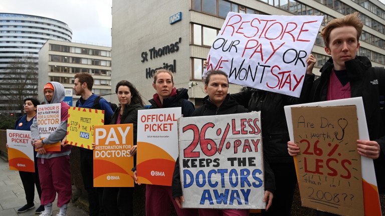 Хиляди лекари във Великобритания отново обявиха стачка