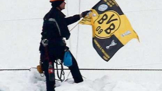 Работник се подигра с Шалке, пие бира цяла година