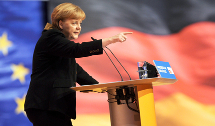 Партията на Меркел допуска санкции срещу представители на украинските власти