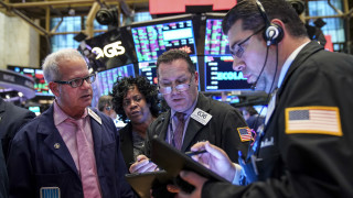 Заплатите на Wall Street продължават да спадат, заедно с броя на трейдърите