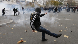 Сълзотворен газ срещу екоактивисти в Париж, хиляди шестват по света
