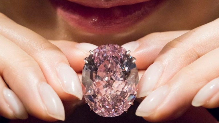 Изключително рядък, ярък лилаво-розов диамант, открит в Русия, може да