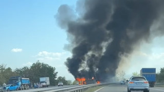 Два камиона пламнаха на АМ Тракия на входа на София