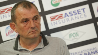 Старши треньорът на Славия Златомир Загорчич говори пред журналистите преди
