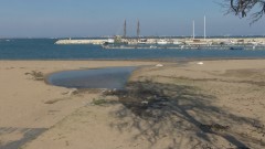 Пристанището на Черноморец „изяде” плажа Созопол