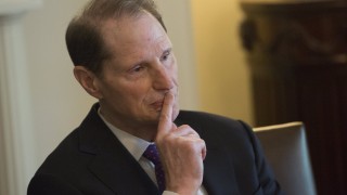 Руското правителство е фашистко Това заяви американският сенатор от Орегон Рон