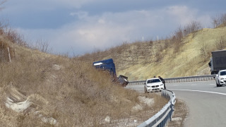 Временно е ограничено движението в двете посоки по път I 1