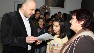 Европари извеждат децата от социалните институции