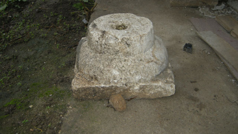 44-годишна видинчанка държи в двора си част от антична колона