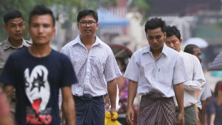 Освободиха двама журналисти на Ройтерс от затвора в Мианмар съобщава