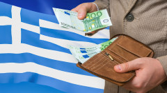 Минималната заплата в Гърция скоро може да е двойно по-висока от тази в България