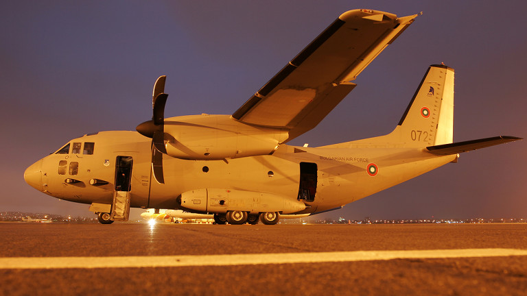 Дежурен екипаж на самолет C-27J Spartan от 16-а авиационна база