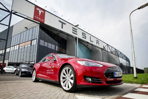 Кой е по-бърз: Tesla S P85D срещу Ferrari, Lamborghini и BMW (ВИДЕО)