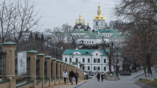 Православни християнски духовници казват че ще останат в исторически манастир