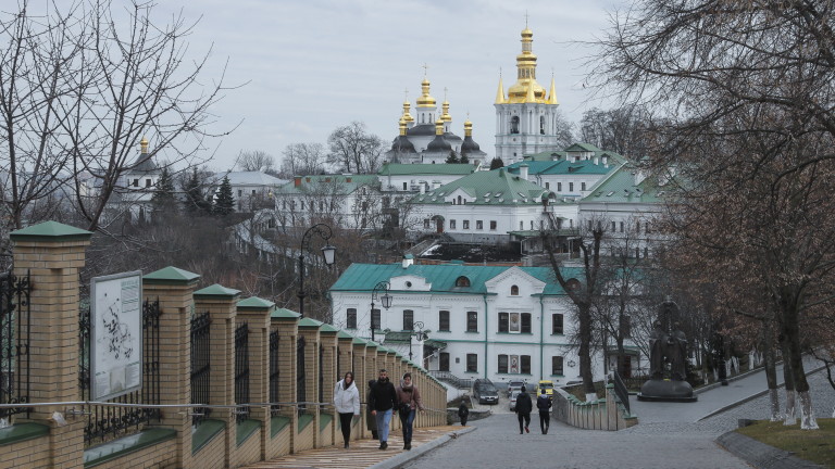 Православни християнски духовници казват, че ще останат в исторически манастир