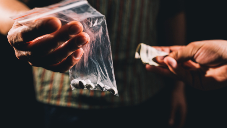 Униформени в София спипаха 42-годишен дилър как продава дрога на непълнолетни