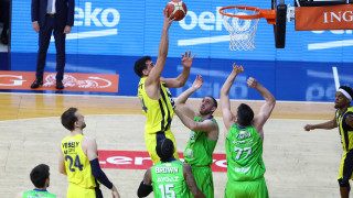 Фенербахче обяви имената на заразените с коронавирус