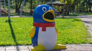 Малчугани изхвърлят боклука си с усмивка в нови кошчета за