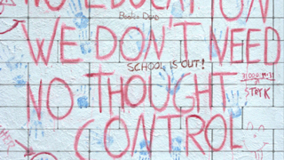 Иранци използват "Another Brick in the Wall" като протест
