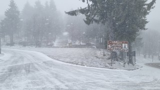 Сняг заваля на прохода Шипка съобщава БНТ Температурата там е минус